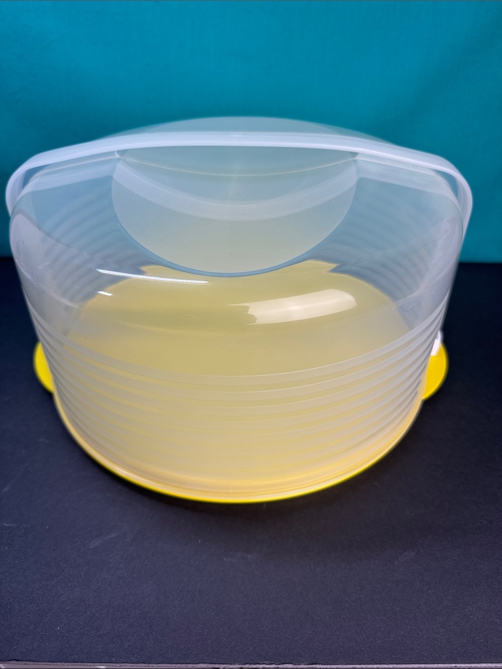 Tupperware Round Cake Taker Pie Carrier Locking Lid Yellow with Handle new
